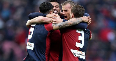 GENOA, ITALY - MARCH 06: Genoa CFC players celebrate a goal scored by Luca Rigoni during the Serie A match between Genoa CFC and Empoli FC at Stadio Luigi Ferraris on March 6, 2016 in Genoa, Italy.  (Photo by Gabriele Maltinti/Getty Images)